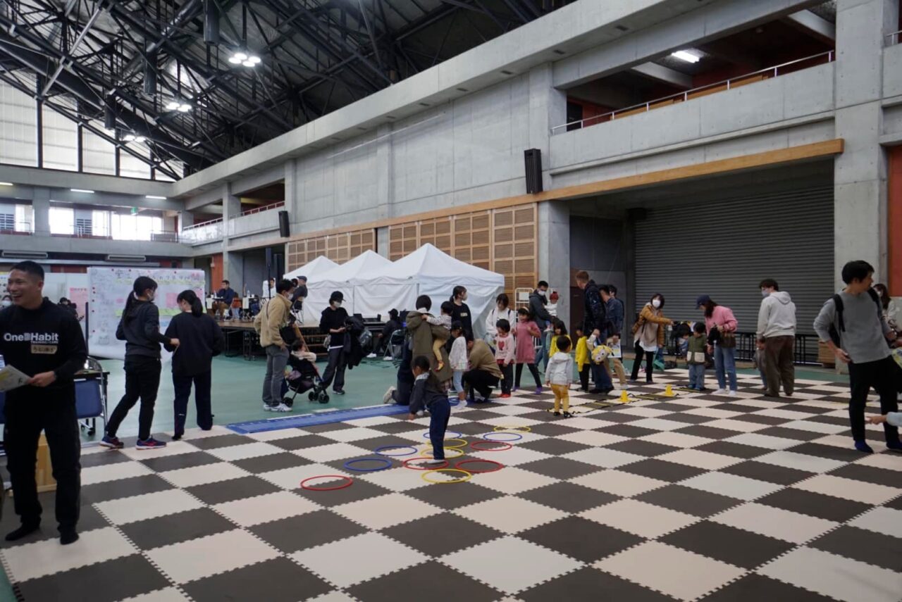 写真：会場が人で賑わっている様子です。