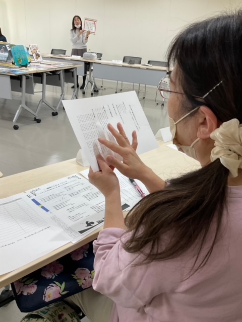 写真：参加者が発声練習をしています。