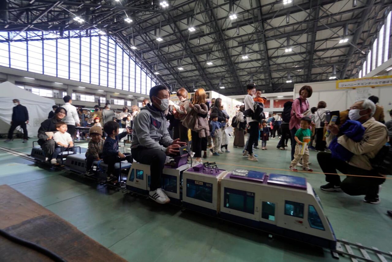 写真：会場が人で賑わっている様子です。