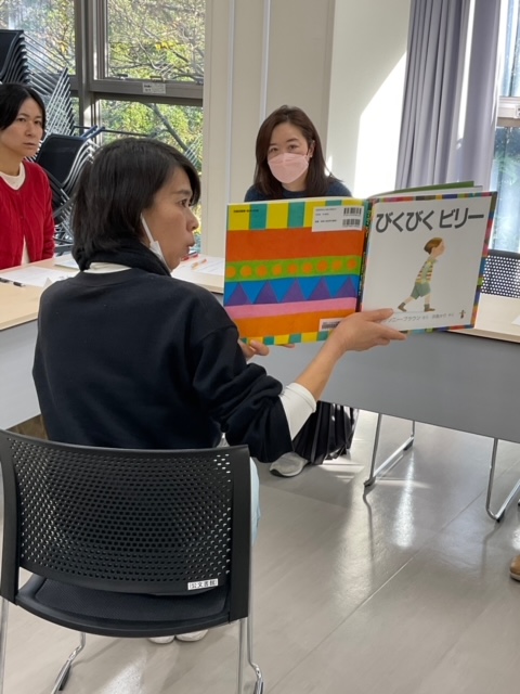 写真：参加者が絵本の読み聞かせをしています。