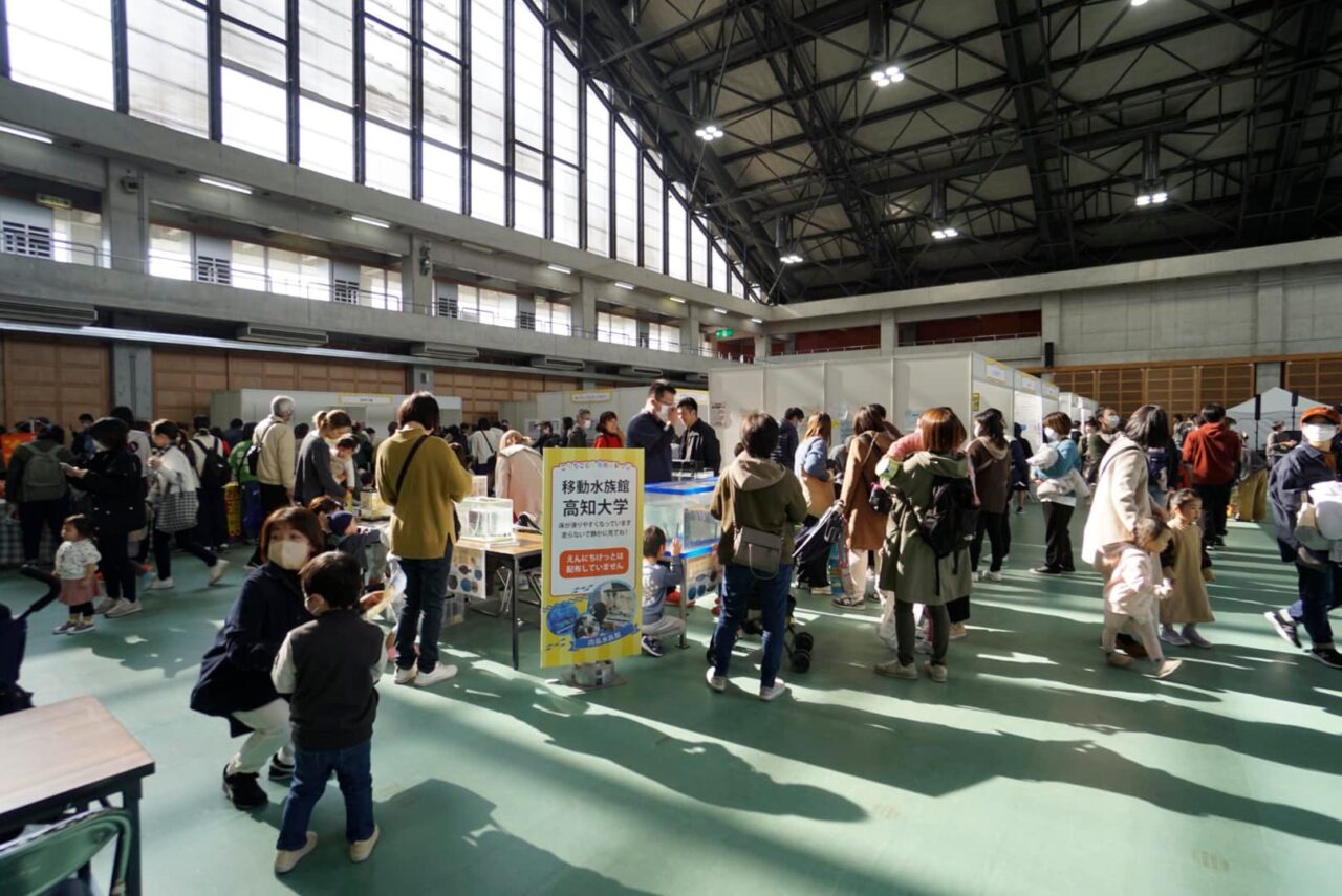 写真：出展ブースの様子です。
