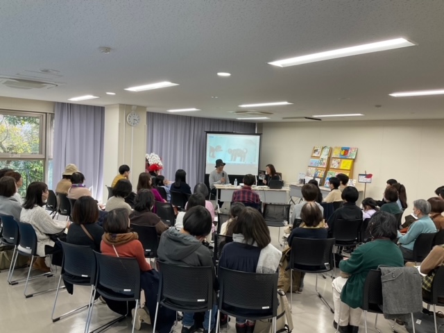 写真：講演会で、参加者がきくちさんの話を聞いています。