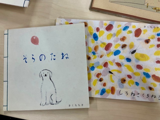 写真：きくちさんの手刷り絵本です。