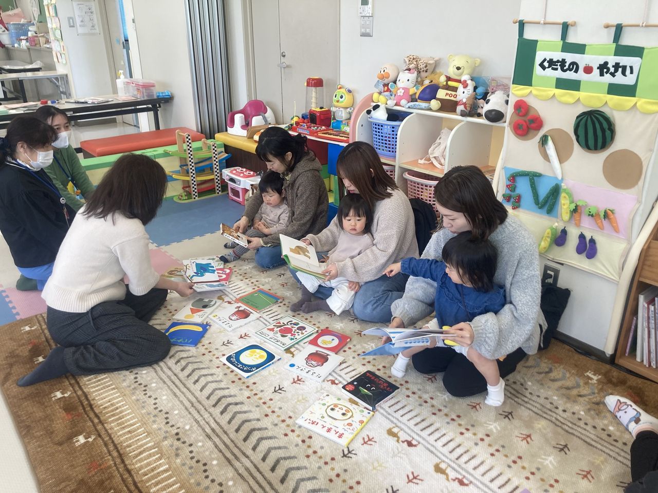 写真：親子で絵本を楽しんでいます。