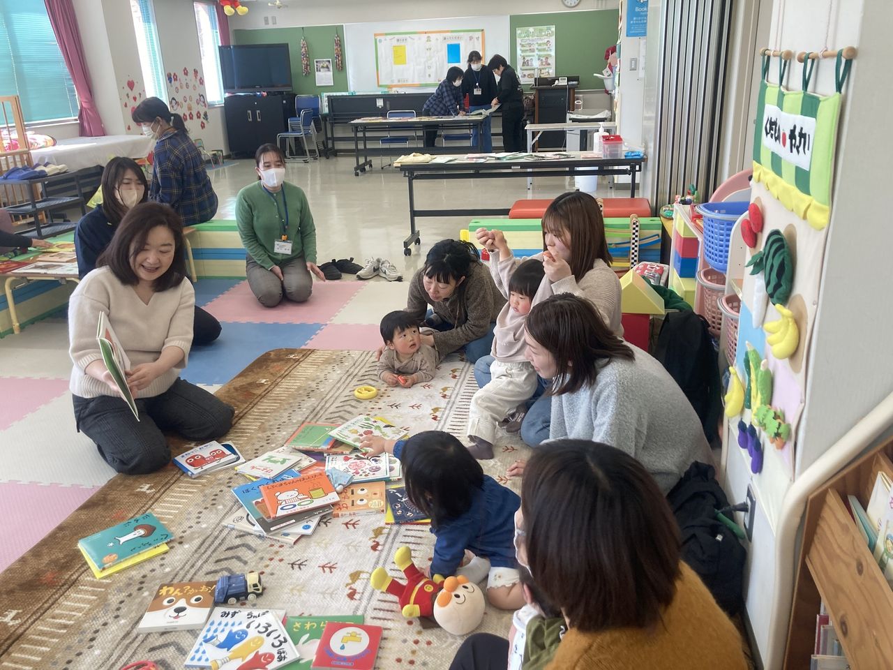 写真：副館長の大木が未就学児に絵本を読んでいます。