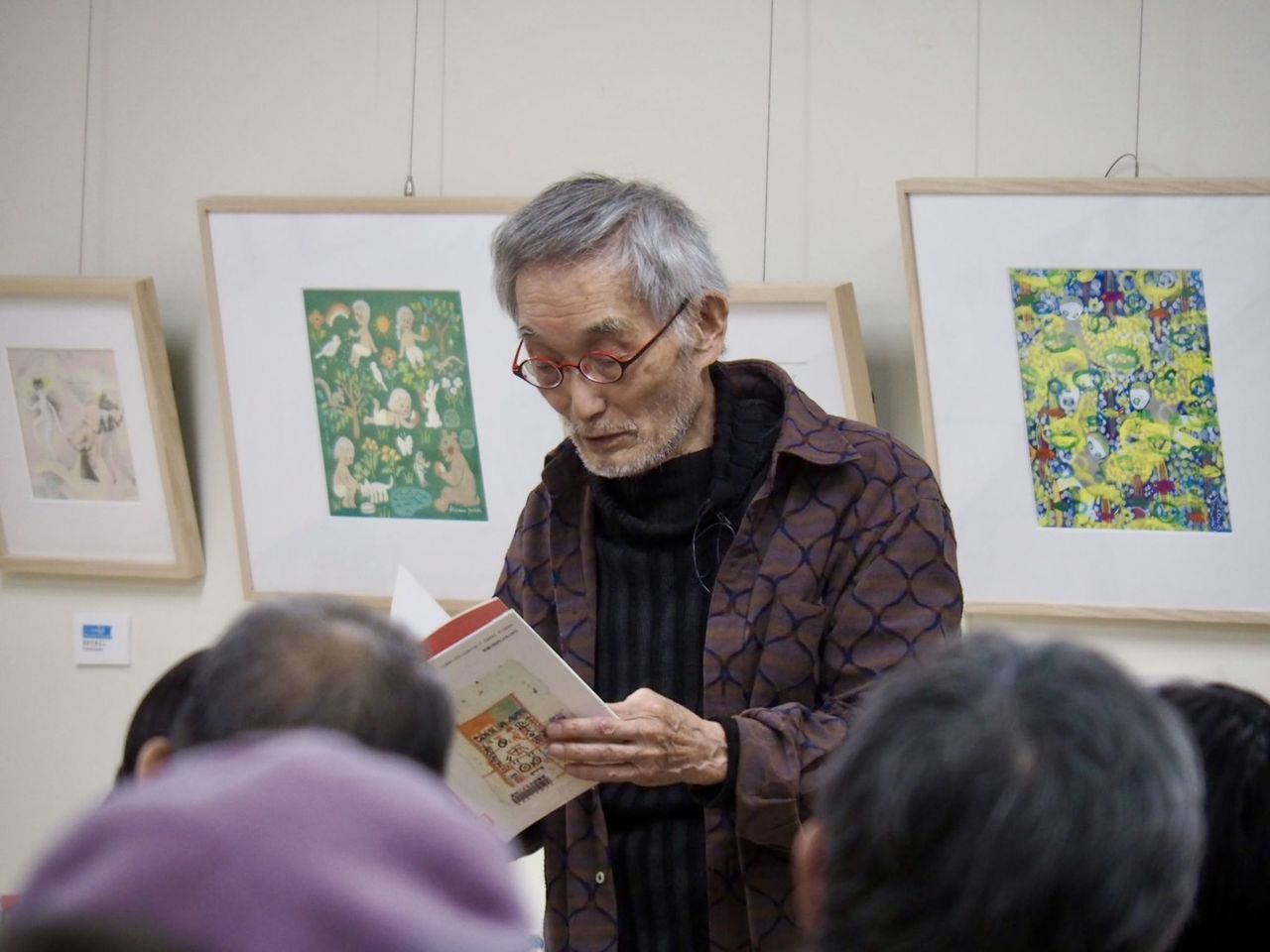 写真：『きみのこころのあじがする』の朗読をしている田島征三さんです。