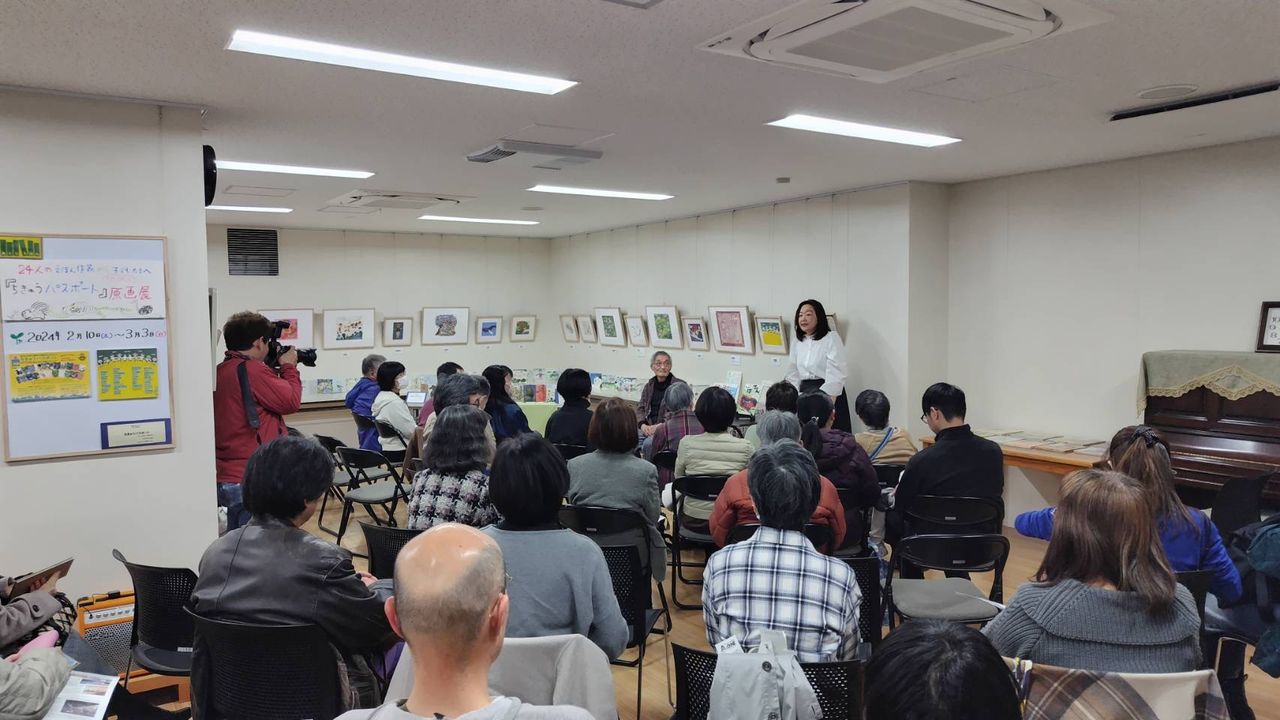 写真：トーク会の会場に参加者が座っています。