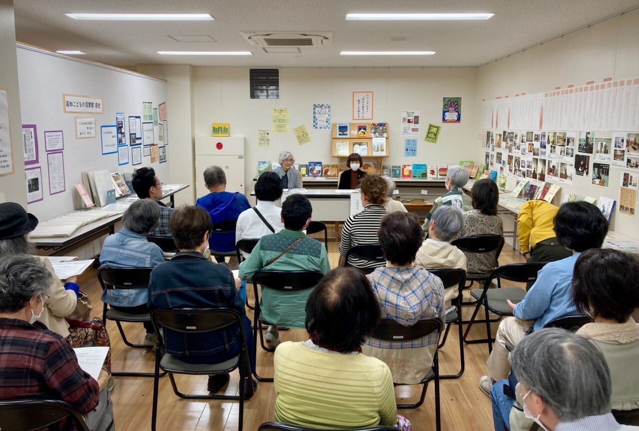 写真：参加者が大原と浜垣の話を聞いています。