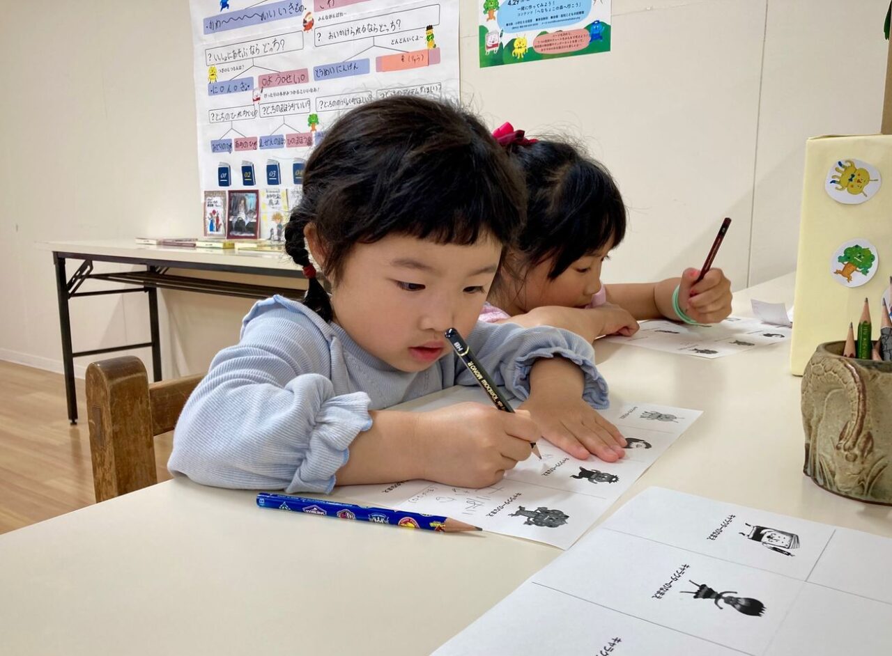 写真：女の子がへなちょこのキャラクターの名前を考えてくれています。