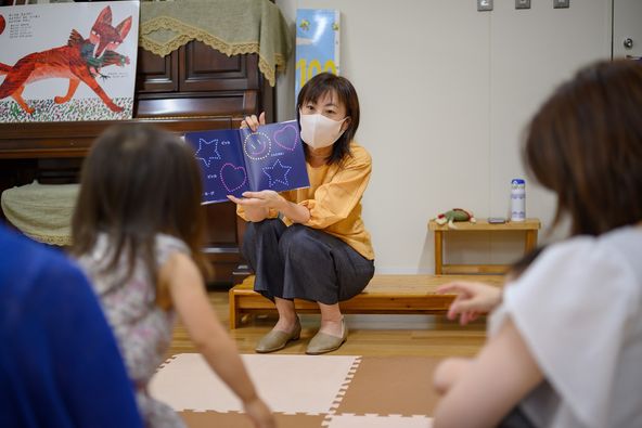 写真：くすくすひろばでの読み聞かせの様子