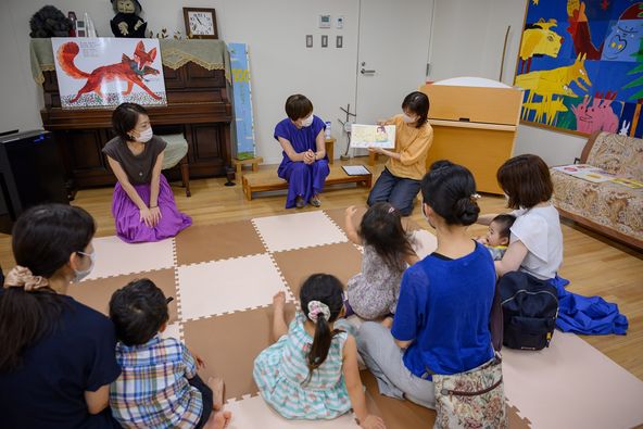 写真：ママアナおはなし隊によるくすくすひろば