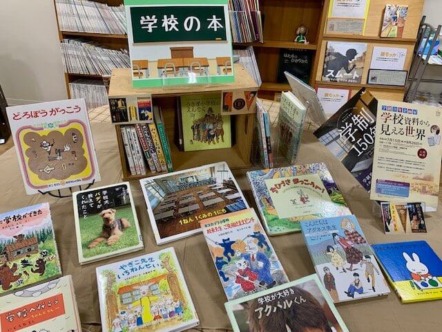 写真：学校にまつわる本を多く展示しています。