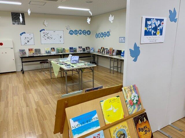 写真：ギャラリーあとりえほんに本が並んでいます。