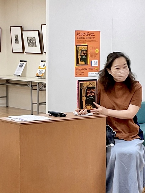 写真：スタッフ大木が読み聞かせをしています。