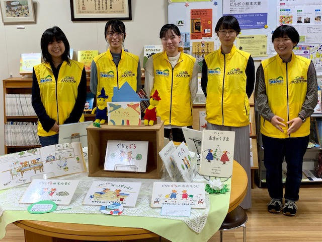 写真：高知大学えんむすび隊の皆さんが館内展示本コーナーに並んでいます。