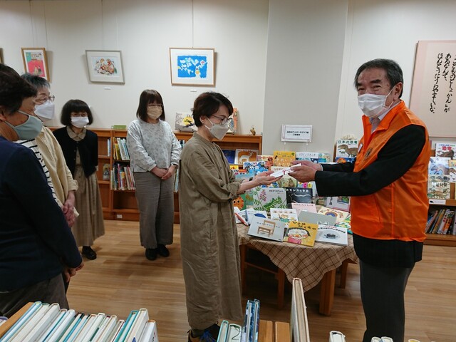 写真：田島館長が北ライオンズクラブさまより目録を受け取っています。