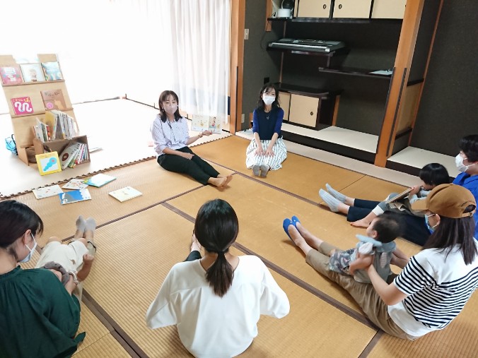 写真：おかあさんのひざで絵本を一緒に楽しむ