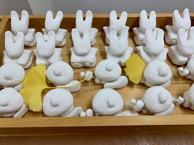 画像：色をつける前のたくさんのうさぎの人形です。