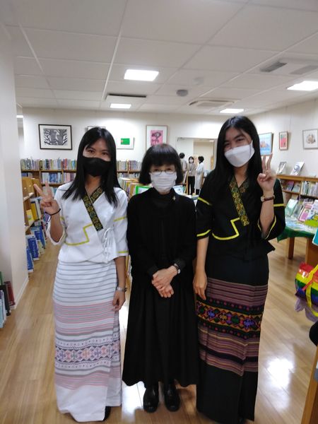 写真：民族衣装を着た留学生と大原理事です。