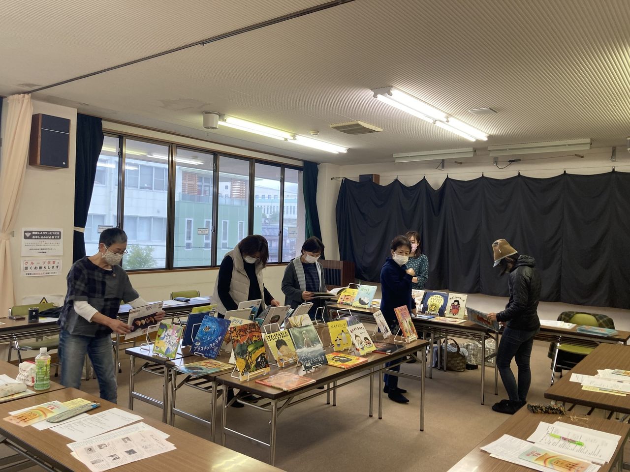 写真：参加者が本を手に取ってみています。