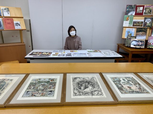 写真：安田幸子先生と額に入った一枚絵です。