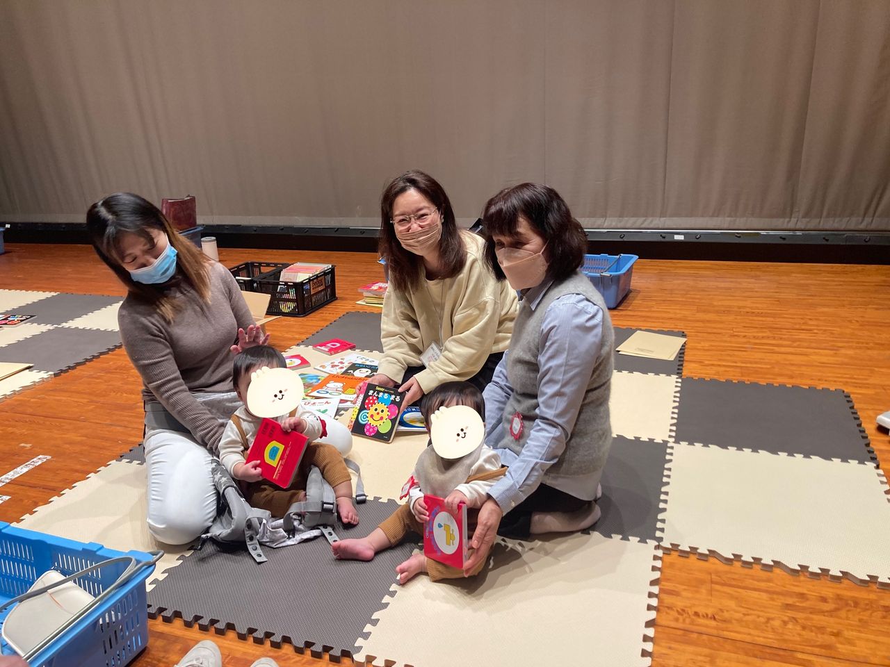 写真：ブックスタートに来てくれた双子のお子さんとお母さんです。