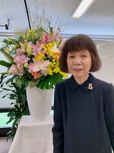 写真：初代館長の大原寿美です。