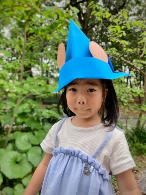 写真：ぐりの帽子をかぶった女の子です。
