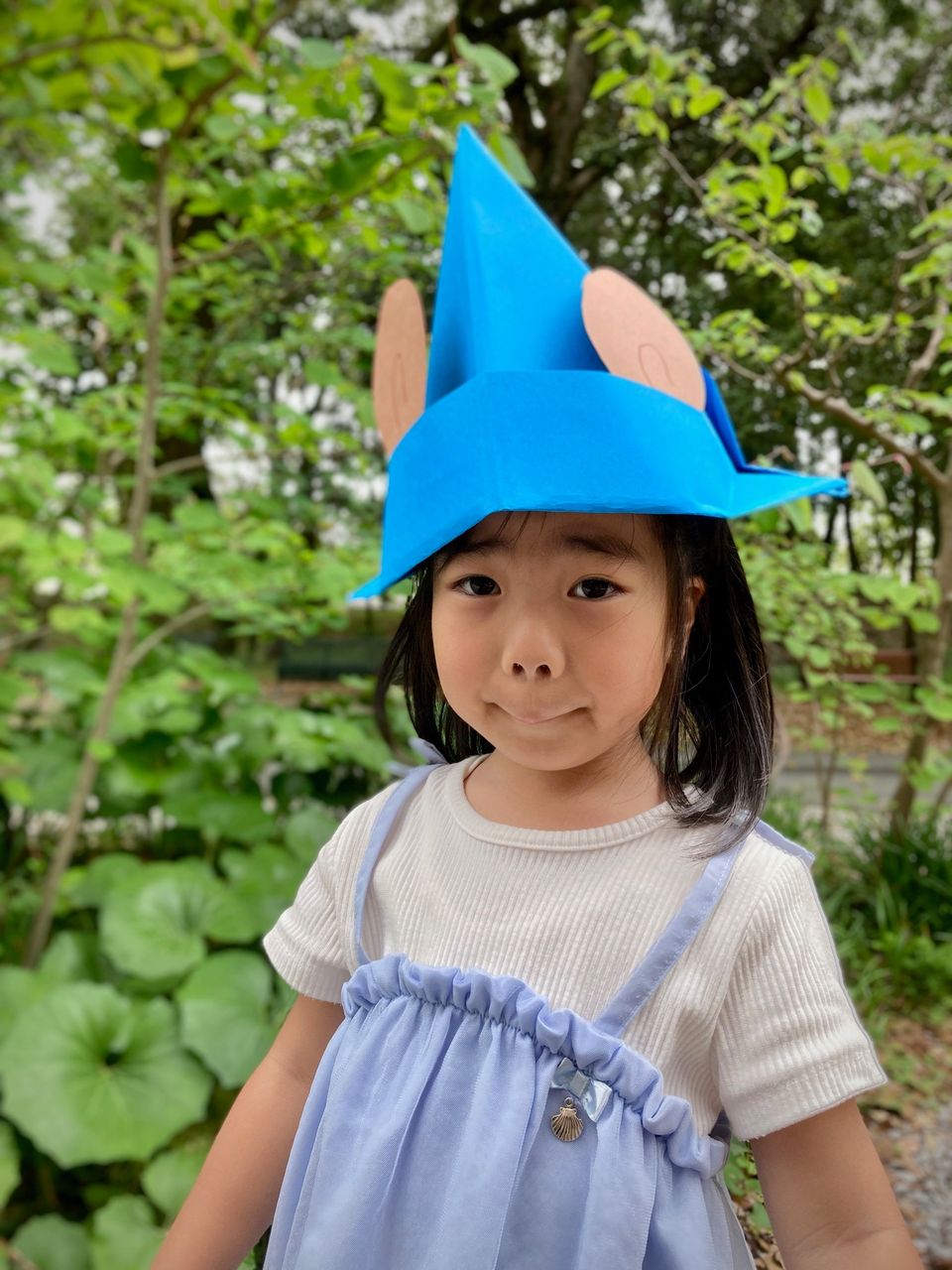 写真：ぐりの帽子をかぶった女の子です。