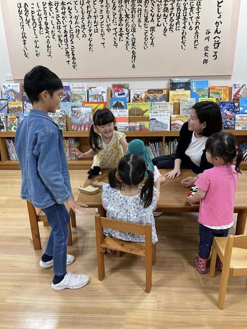 写真：館内でこどもたちと大人が交流しています。