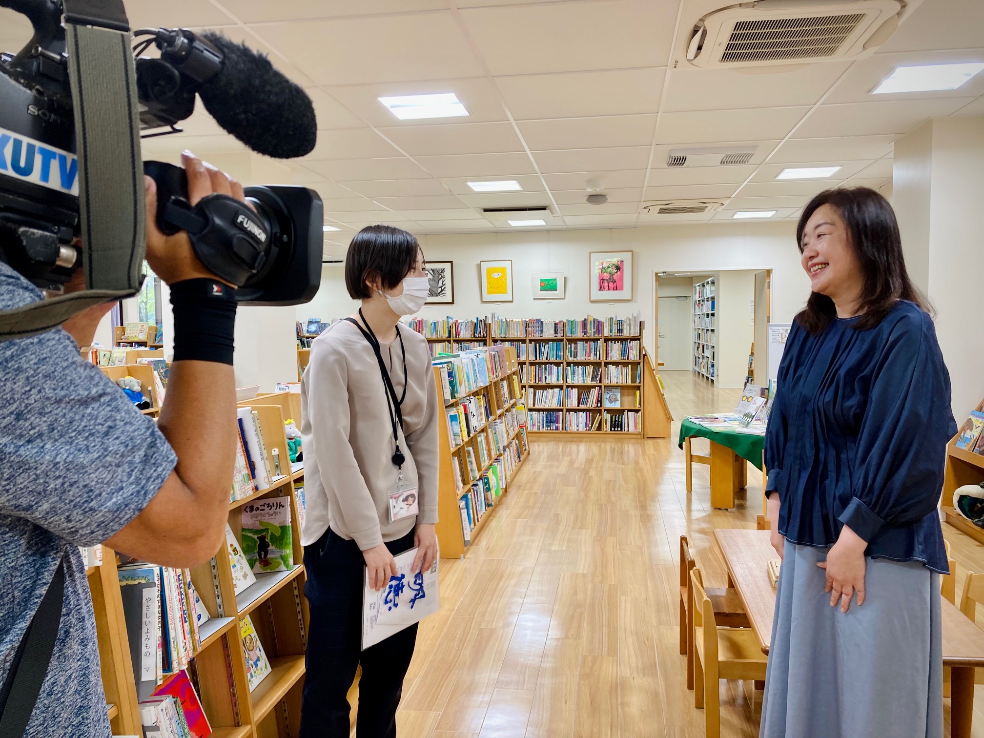 写真：職員の大木がテレビ高知の取材を受けています。