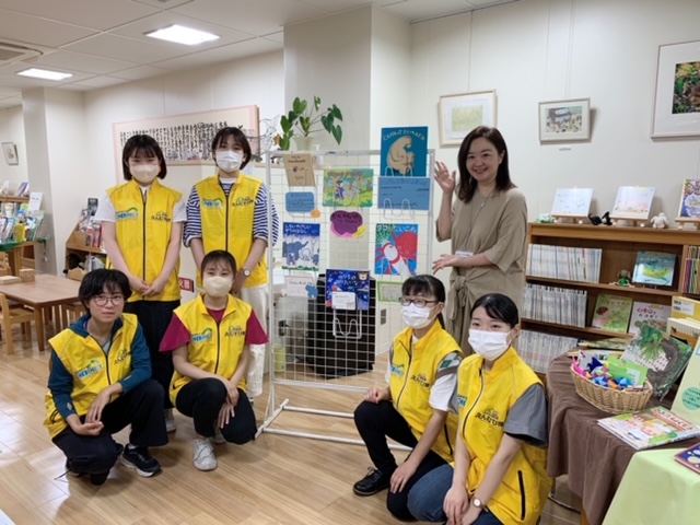 写真：えんむすび隊のみなさんと職員の大木です。