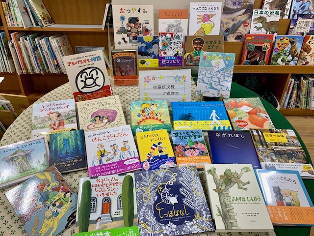 写真：佐藤様からご寄贈いただいた本を展示しています。