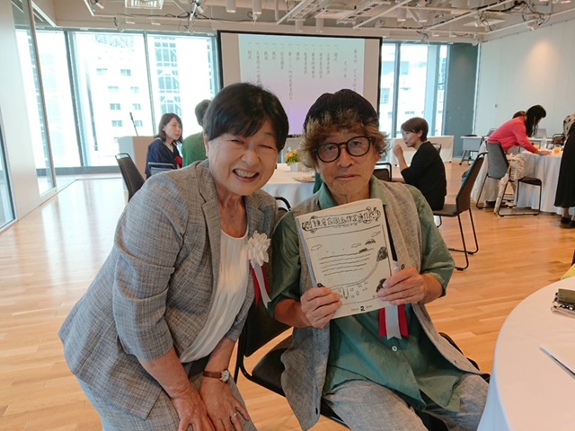 写真：絵本作家のささめやゆきさんと当館岸野副理事長です。