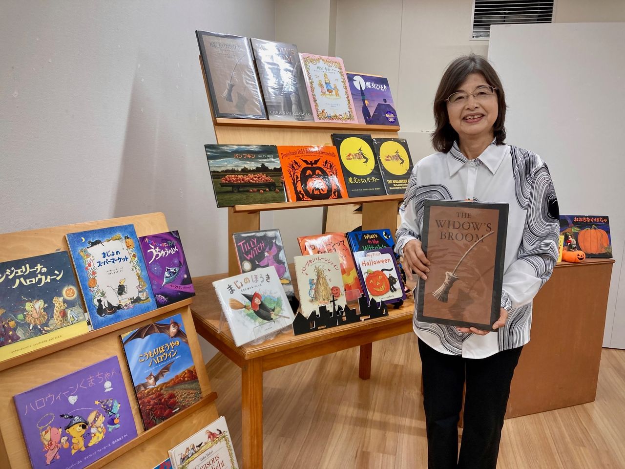 写真：絵本研究家の安田幸子さんとハロウィーンの絵本です。