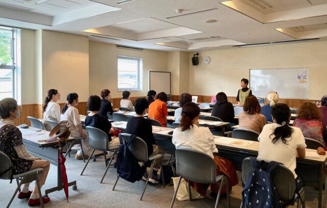 写真：ストーリーテラーの森尾さんがお話を語っています。
