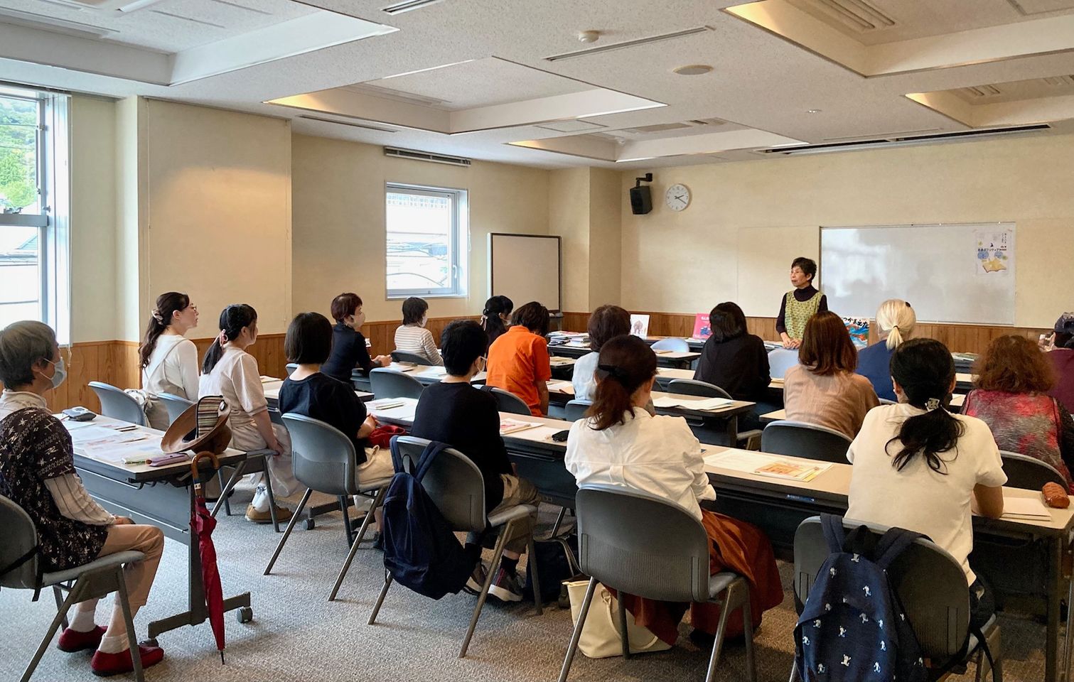 写真：ストーリーテラーの森尾さんがお話を語っています。
