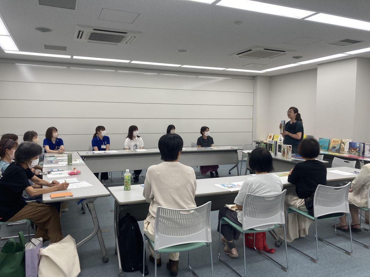 写真：スタッフ山本がブックトークの実演をしています。