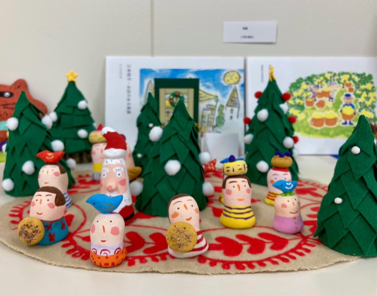 写真：三本桂子さん作のミモレッチャ人形を展示しています。