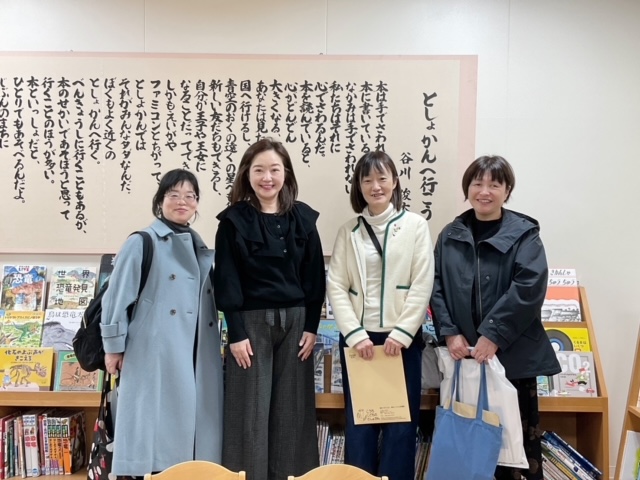 写真：視察訪問者の皆さんとスタッフ大木です。