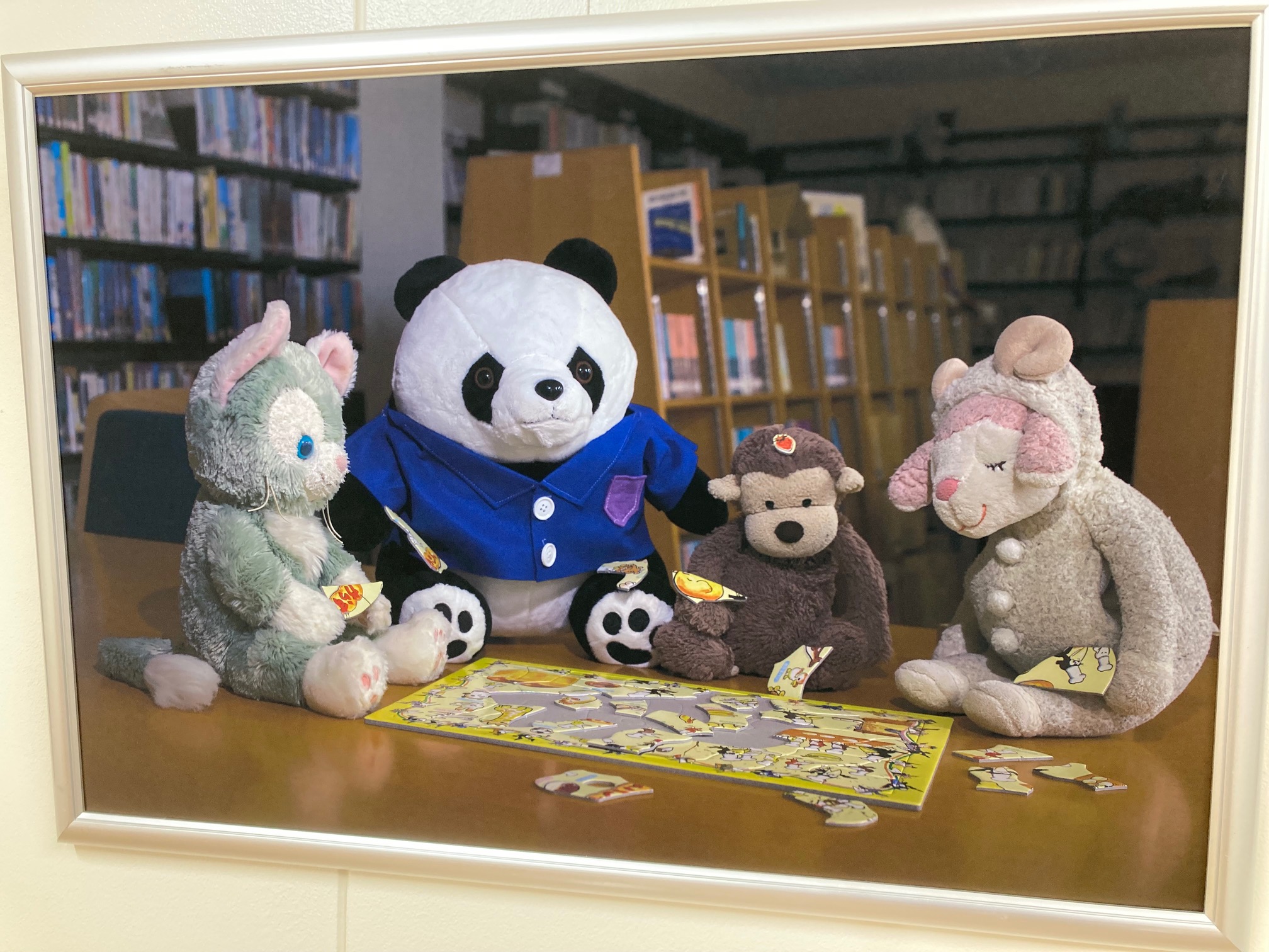 写真：パズルをするぬいぐるみたち