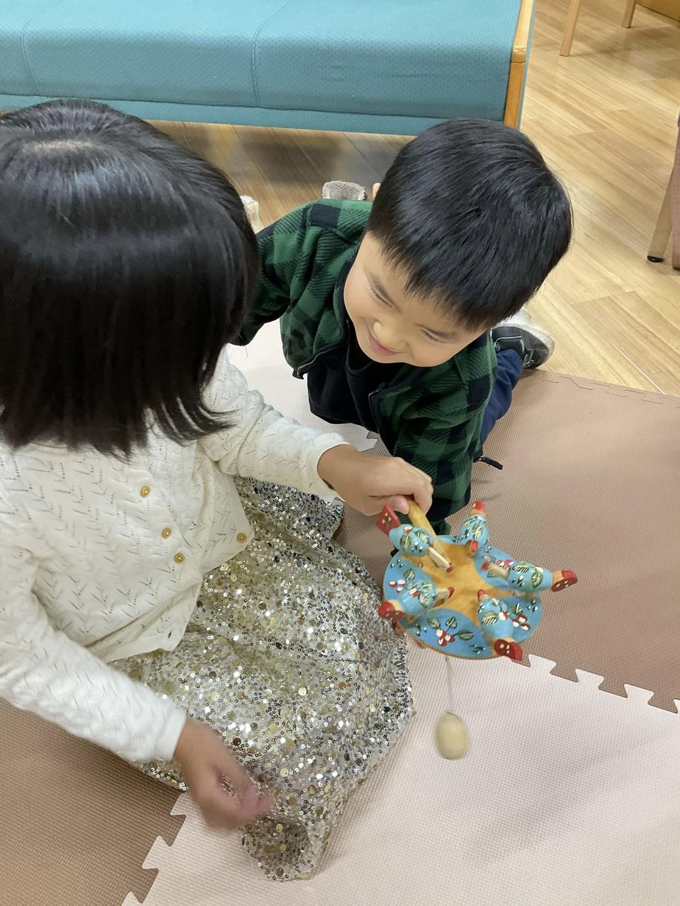 写真：幼児が世界のおもちゃで遊んでいます。