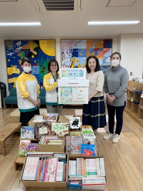 写真：明治安田生命高知支社の社員様と、寄贈された絵本です。