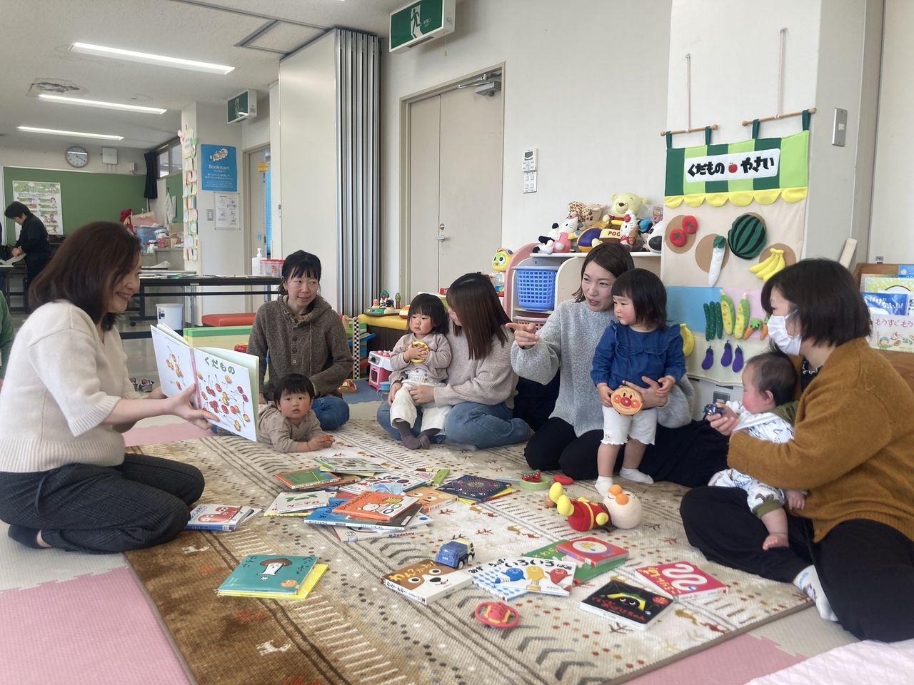 写真：副館長の大木が読み聞かせをしています。